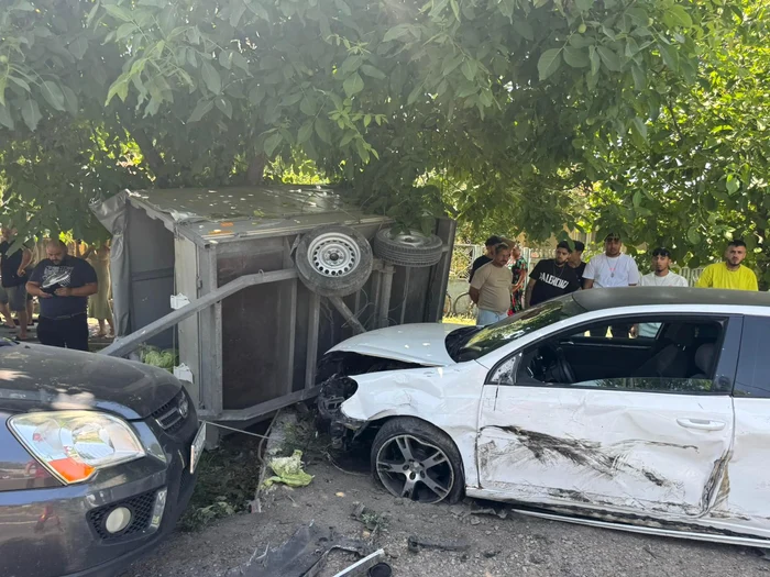 Video----------Accident-grav-cu-patru-maini-implicate-n-judeul-Galai-Un-autoturism-a-luat-foc-i-a-fost-proiectat-ntr-o-capel-