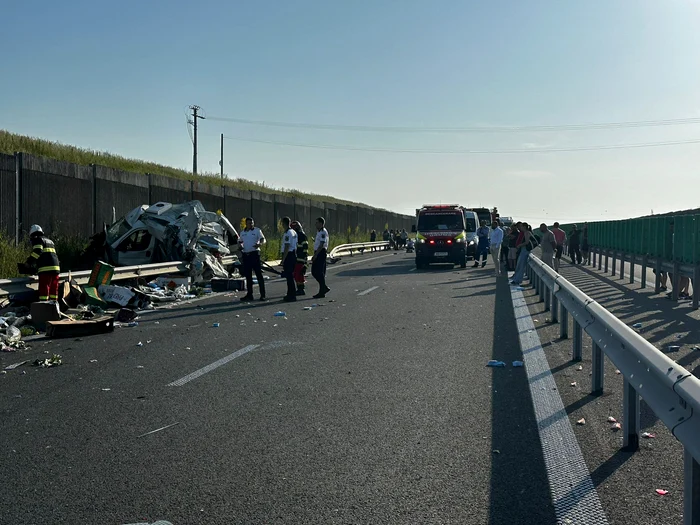 Video----------Accident-grav-pe-Drumul-Expres-Craiova-Piteti-Un-brbat-a-decedat-un-altul-este-grav-rnit-Traficul-a-fost-reluat-dup-opt-ore-