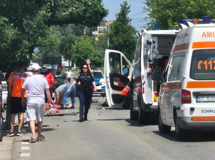 Video----------Accident-grav-pe-E-574-la-ieire-din-Bal-Un-copil-de-12-ani-a-murit-alte-trei-persoane-sunt-rnite