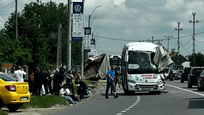 Video----------Accident-ntre-un-autocamion-i-un-autocar-cu-20-de-pasageri-n-Iai-17-persoane-transportate-la-spital