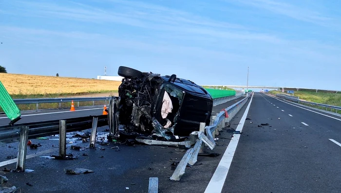 Video----------Accident-spectaculos-pe-Drumul-Expres-n-judeul-Dolj-Un-tnr-de-21-de-ani-s-a-rsturnat-cu-maina-dup-ce-a-lovit-parapeii