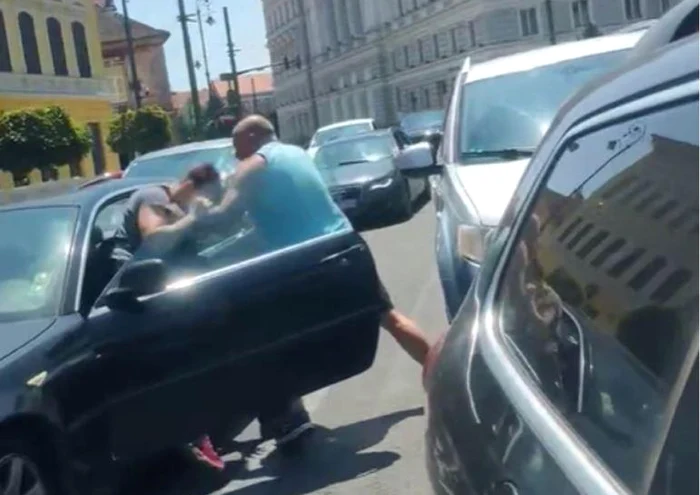 Video----------Btaie-n-trafic-la-Arad-un-brbat-de-55-de-ani-a-fost-reinut-dup-ce-a-agresat-un-tnr-ofer-Momentul-a-fost-filmat