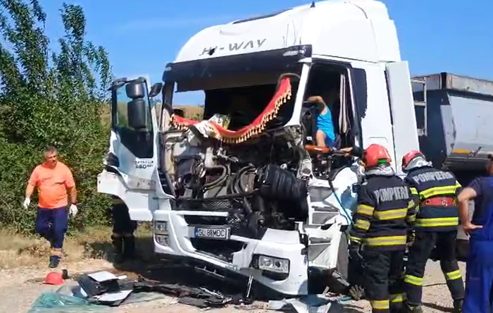Video----------Culmea-ghinionului-Dou-tiruri-ale-aceleai-companii-s-au-ciocnit-violent-un-ofer-a-rmas-ncarcerat