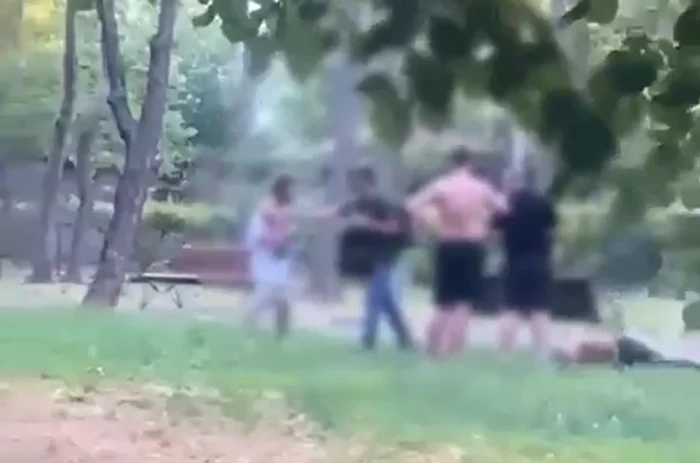 Video----------Doi-brbai-arestai-dup-un-conflict-violent-n-Sectorul-3-Au-lsat-incontient-un-brbat-i-au-atacat-un-altul-care-a-vrut-s-intervin