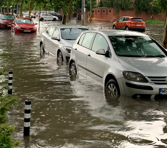 Video----------Furtun-violent-n-Bucureti-zborul-avioanelor-este-perturbat-transportul-n-comun-este-blocat-copaci-czui-i-maini-avariate