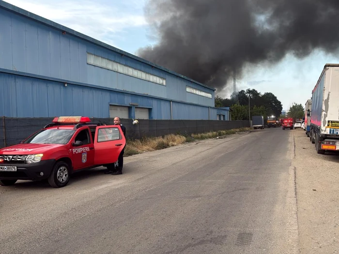 Video----------Incendiu-devastator-n-vestul-Capitalei-Pericol-de-explozie-din-cauza-unor-butelii-cu-oxigen-depozitate