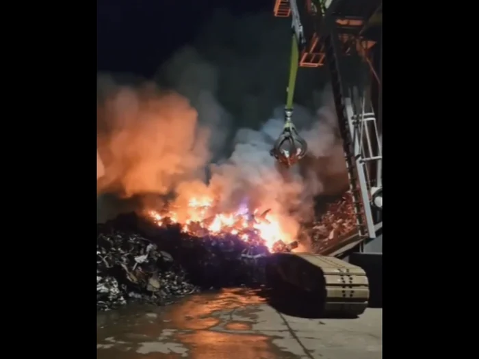 Video----------Incendiu-ntr-o-zon-de-deeuri-din-Portul-Constana-Sud-Agigea