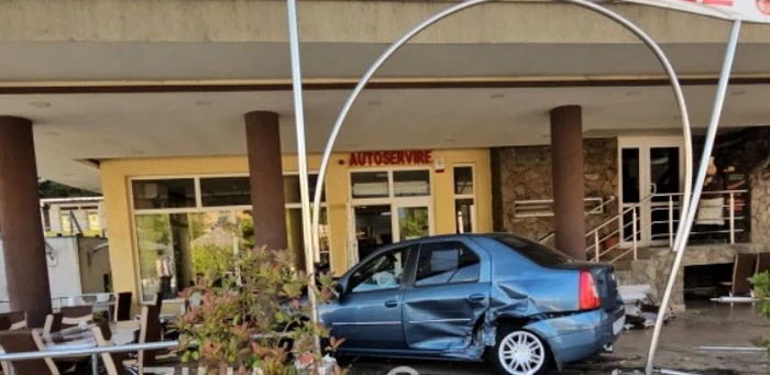 Video----------O-main-a-lovit-un-autoturism-parcat-i-a-intrat-ntr-o-teras-din-Constana-Patru-persoane-rnite-i-transportate-la-spital