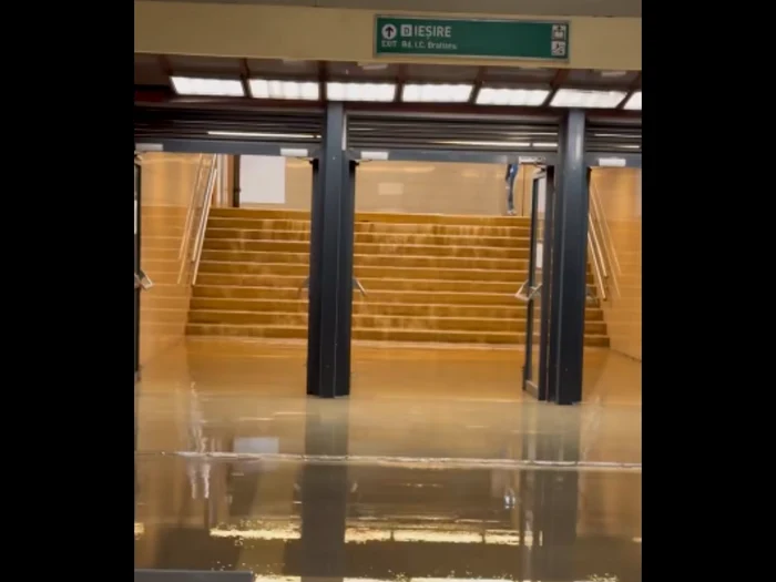 Video----------O-staie-de-metrou-a-fost-inundat-n-urma-ploii-toreniale-din-Capital-Circulaia-mai-multor-linii-de-tramvai-i-troleibuz-a-fost-perturbat