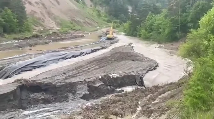 Video----------Pericol-iminent-de-prbuire-la-Salina-Praid-Apa-ptrunde-n-subteran-utilajele-i-muncitorii-au-fost-evacuai