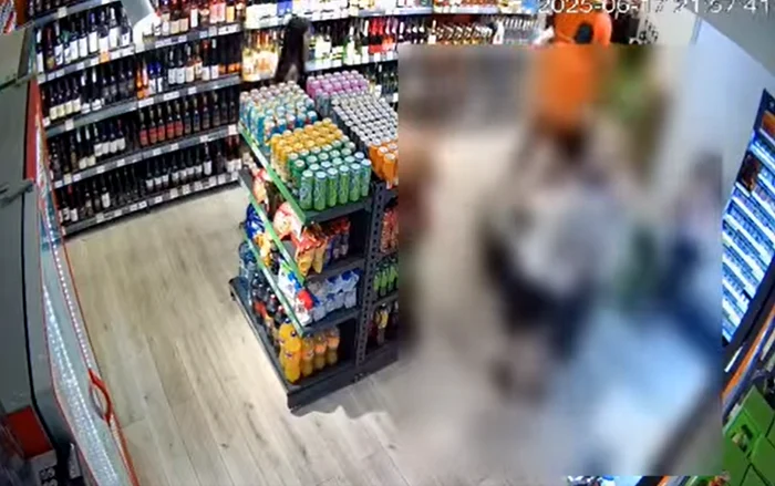Video----------Scene-ocante-ntr-un-magazin-din-Ploieti-Femeie-btut-cu-slbticie-de-fostul-so-sub-privirile-clienilor-Nimeni-nu-a-intervenit