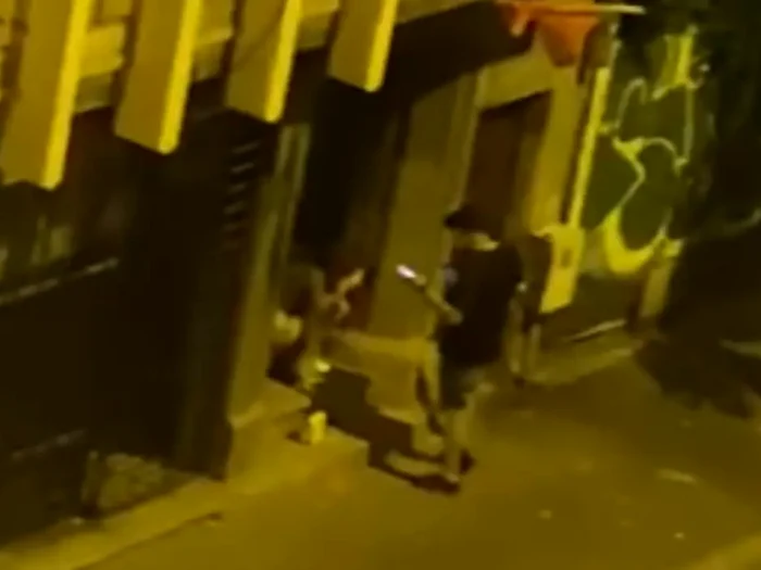 Video----------Scene-revolttoare-n-Bucureti-Un-brbat-a-agresat-o-tnr-n-plin-strad-Poliia-Romn-se-mai-poate-face-ceva