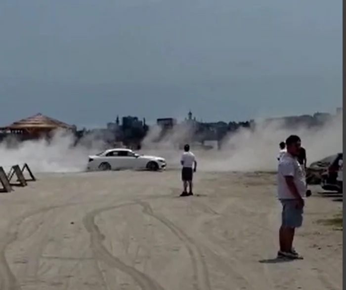 Video----------Un-Mercedes-a-fcut-drifturi-pe-o-plaj-din-Constana-Ce-amenda-uria-a-primit-oferul-teribilist
