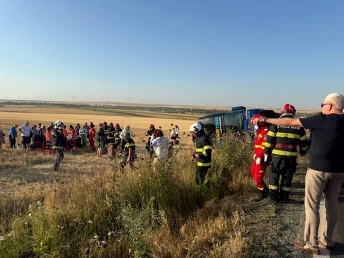 Video----------Un-autocar-cu-peste-50-de-pasageri-s-a-rsturnat-n-judeul-Constana-Planul-Rou-de-Intervenie-activat