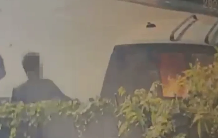 Video----------Un-brbat-a-dat-foc-unei-maini-din-rzbunare-dup-10-ani-Suspectul-a-fost-reinut