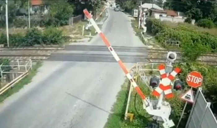 Video----------ofer-incontient-filmat-ocolind-bariera-cobort-la-o-trecere-la-nivel-cu-calea-ferat-Cum-a-fost-sancionat