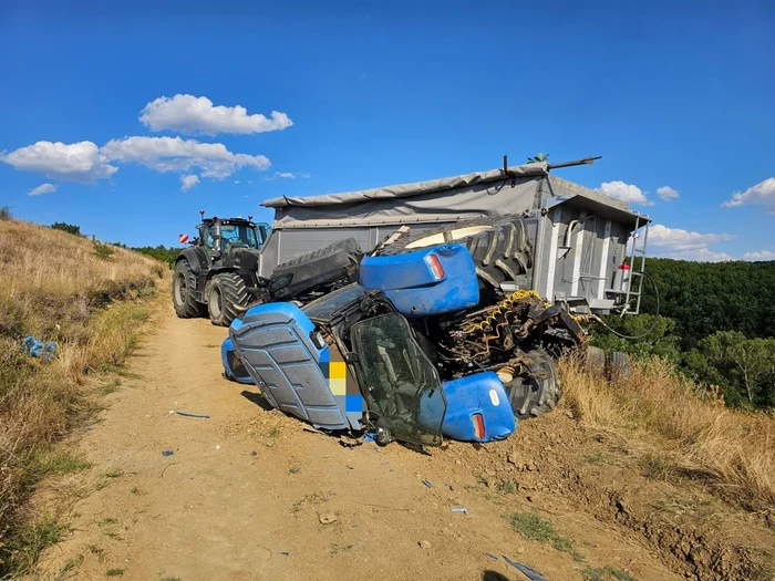 ---------Accident-cumplit-n-Dolj-Un-biat-de-14-ani-a-murit-Tractorul-n-care-se-afla-condus-de-tatl-biatului-s-a-rsturnat--