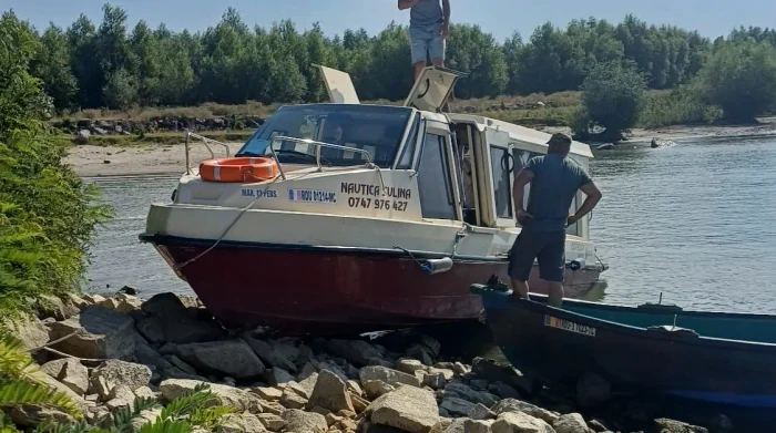 ---------Accident-naval-n-Delta-Dunrii-Cinci-persoane-au-fost-rnite-dup-ce-o-ambarcaiune-a-intrat-n-mal-pe-Braul-Sulina