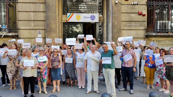 ---------Bugetarii-protesteaz-n-strad-i-amenin-c-blocheaz-ara-dac-Guvernul-nu-renun-la-tierea-veniturilor-angajailor