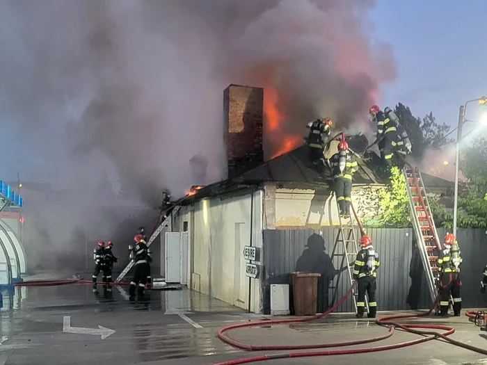 ---------Cas-din-Sectorul-5-cuprins-de-un-incendiu-puternic-Dou-persoane-au-ajuns-la-spital-cu-arsuri