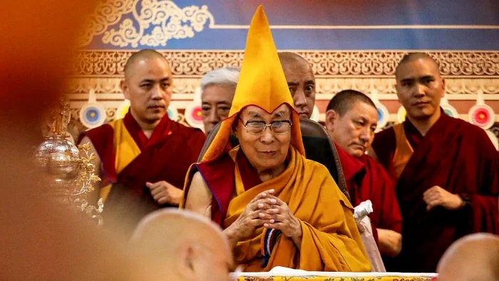 ---------Cine-este-Dalai-Lama-i-de-ce-triete-n-exil-Susine-c-succesorul-lui-se-va-nate-n-lumea-liber-din-afara-Chinei