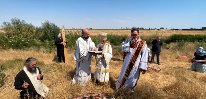 ---------D-Doamne-ploaie-Arhiepiscopul-Teodosie-s-a-rugat-pe-cmp-la-Cumpna