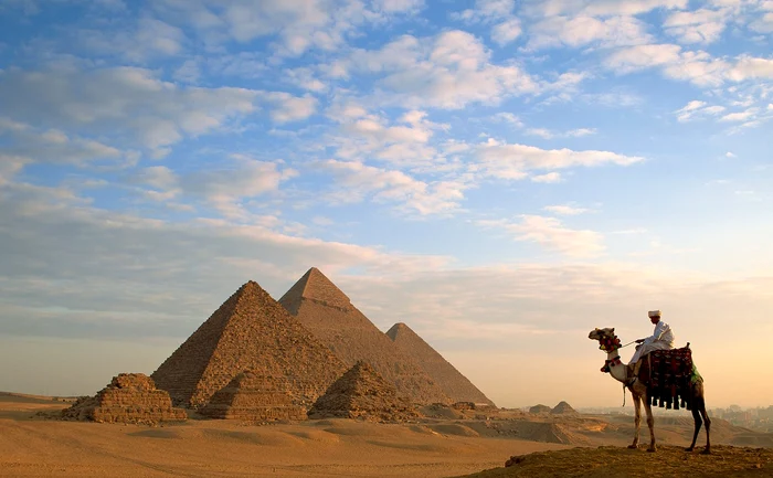 ---------Descoperire-misterioas-lng-piramidele-din-Giza-Un-posibil-portal-strvechi-sub-nisipurile-Egiptului