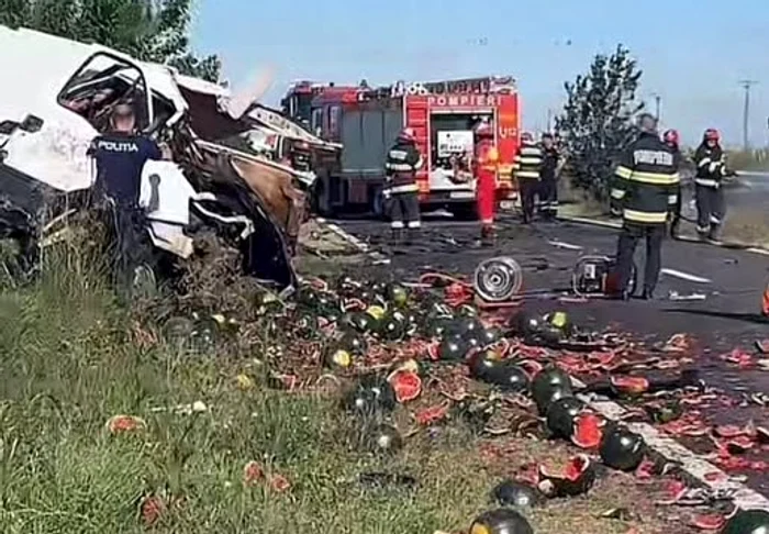 ---------Doi-mori-i-un-rnit-dup-ce-o-autoutilitar-cu-pepeni-i-un-autoturism-s-au-ciocnit-pe-un-drum-din-Teleorman-Una-dintre-maini-a-luat-foc