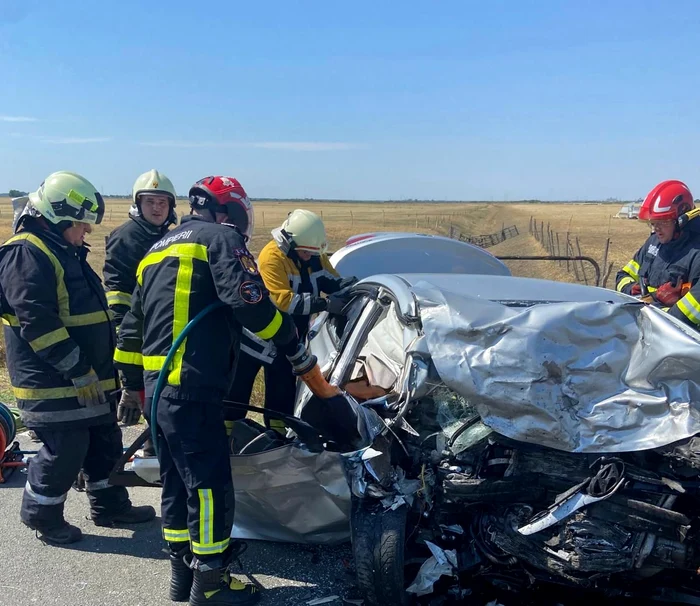 ---------Dou-persoane-au-murit-i-patru-sunt-rnite-ntr-un-accident-n-judeul-Arad-Traficul-pe-DN7B-este-oprit