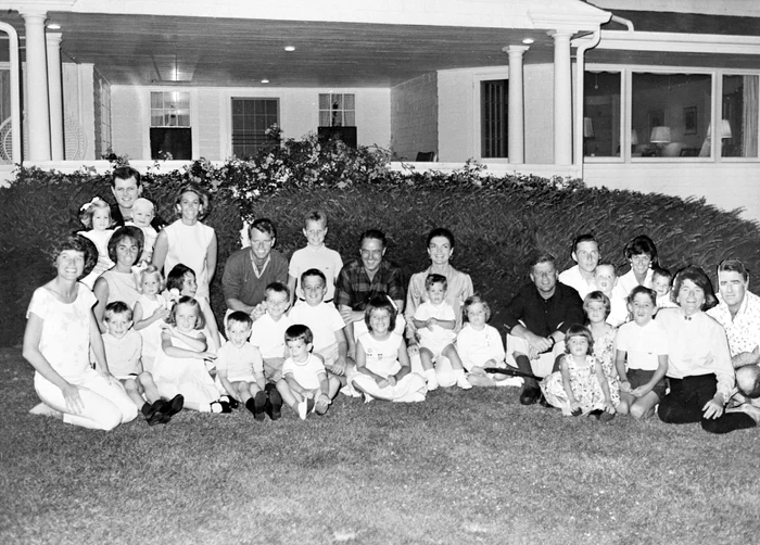 Foto----------Familia-Kennedy-saga-unei-dinastii-ntre-glorie-tragedii-i-blesteme-care-nc-tulbur-America
