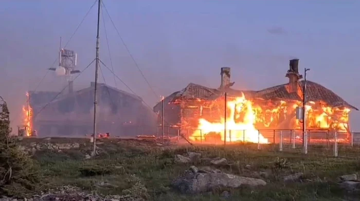 Foto----------Incendiu-la-staia-meteorologic-de-pe-Vrful-Vldeasa-din-Cluj-Cabana-a-ars-ca-o-tor