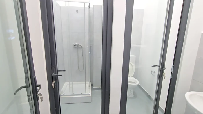 Foto----------Toalete-cu-ui-transparente-i-duuri-la-vedere-ntr-o-pia-modernizat-din-Pacani-Cu-ce-nereguli-au-fost-recepionate-lucrrile