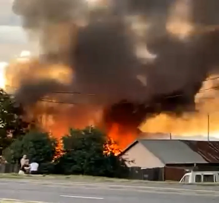 ---------Incendiu-puternic-la-o-cas-din-Ghimbav-judeul-Braov-25-de-persoane-s-au-autoevacuat-din-locuinele-aflate-n-pericol