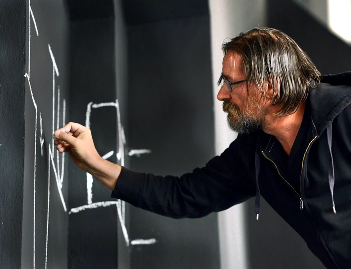 Interviu----------Dan-Perjovschi-artist-Acum-15-ani-eram-mai-iacobin-voiam-ca-arta-mea-s-in-numai-de-revoluie-i-libertatea-de-expresie