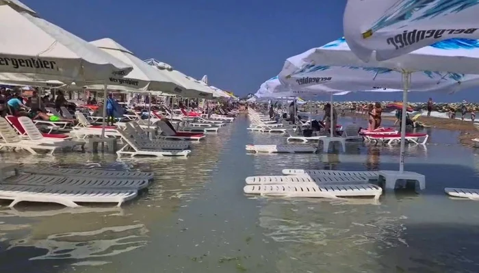 ---------Marea-a-inundat-plaja-din-Costineti-Acum-trebuie-s-fie-mai-scump-Unde-ai-mai-vzut-voi-ezlonguri-n-mare