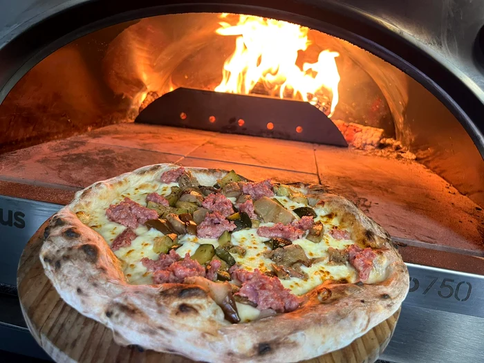 ---------Romnul-care-face-pizza-la-cuptor-pe-lemne-din-rulot-n-UK-Parcarea-unde-stm-noi-a-devenit-o-mic-Romnie