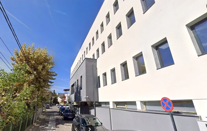 ---------Scene-ocante-la-Poliia-din-Rmnicu-Vlcea-O-femeie-a-intrat-n-cldire-cu-o-canistr-cu-combustibil