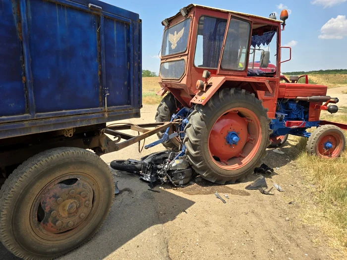 ---------Sfrit-tragic-pentru-un-adolescent-de-17-ani-a-ajuns-cu-motocicleta-sub-roile-unui-tractor-