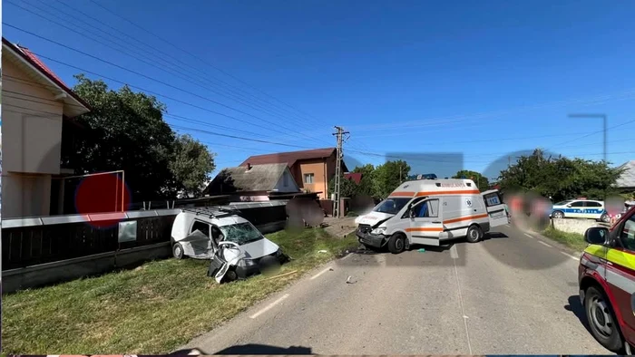 ---------Trei-persoane-au-fost-rnite-n-urma-unui-accident-n-care-a-fost-implicat-o-ambulan-Pacientul-pe-care-l-transporta-preluat-de-SMURD
