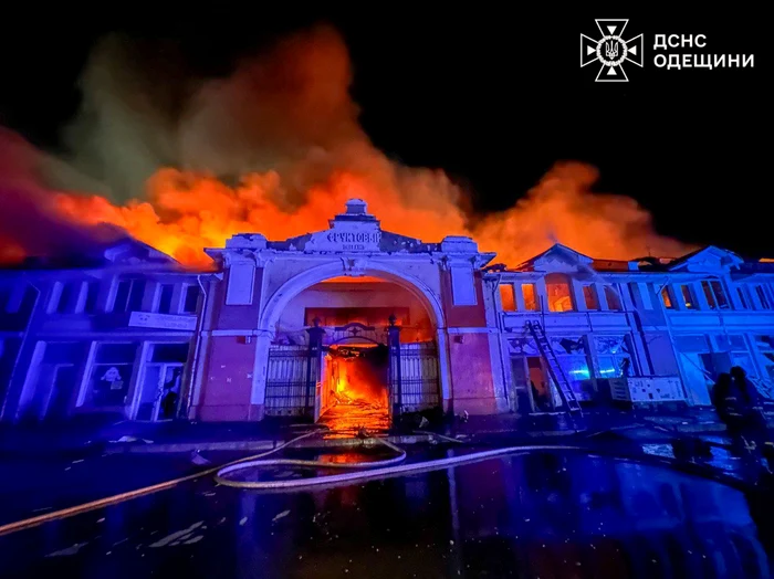 ---------Un-incendiu-a-cuprins-celebra-Pia-Privoz-din-Odesa-n-urma-unui-atac-rusesc-cu-drone
