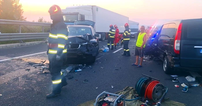 Video----------Accident-grav-pe-A1-ntre-Ortie-i-Simeria-ase-rnii-printre-care-doi-copii