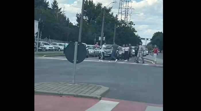 Video----------Btaie-ntre-doi-tineri-pe-trecerea-de-pietoni-n-Timioara-Poliia-ncearc-s-dea-de-urma-btuilor