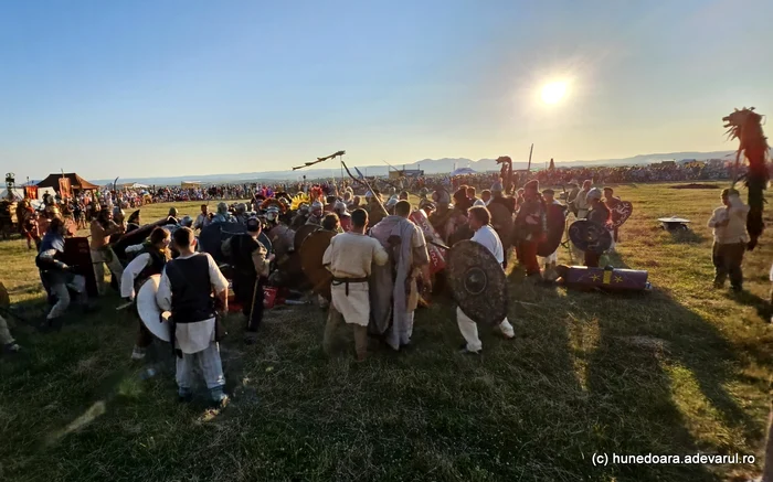 Video----------Btlii-epice-ntre-daci-i-romani-la-DacFest-2025-Marea-confruntare-va-avea-loc-pe-malul-Mureului---
