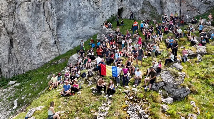 Video----------De-la-Coreea-de-Nord-la-Piatra-Craiului-Cum-au-creat-doi-vloggeri-romni-fr-s-vrea-cel-mai-mare-eveniment-de-hiking-comunitar