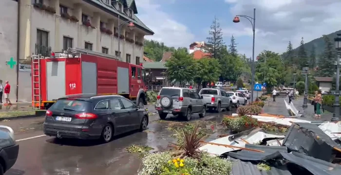Video----------Dezastru-provocat-de-furtun-pe-Valea-Prahovei-11-persoane-au-ajuns-la-spital-Acoperiul-unei-cldiri-a-Grii-Sinaia-a-fost-smuls-de-vnt