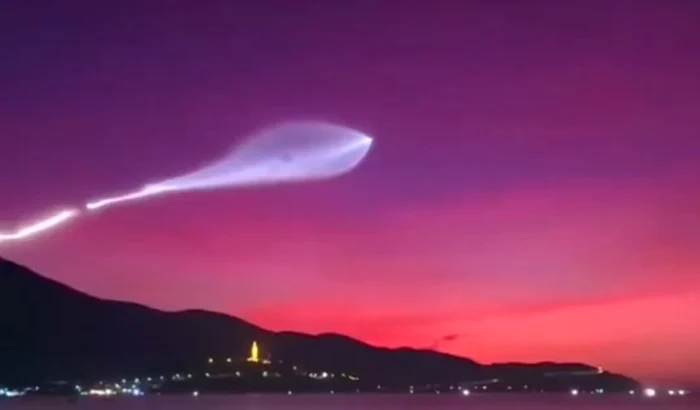 Video----------Fenomen-ceresc-spectaculos-Meduza-spaial-filmat-dup-lansarea-unei-rachete
