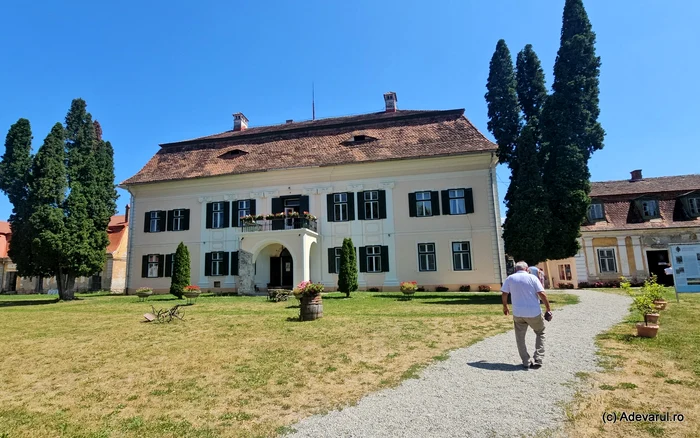 Video----------Fostul-ora-al-sticlei-reanimat-de-autostrzi-Palatul-su-era-numit-cndva-Edenul-Transilvaniei