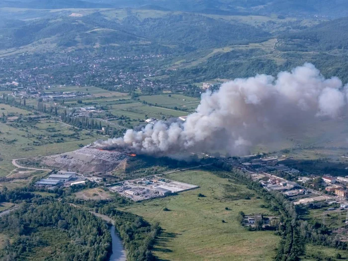 Video----------Incendiu-la-o-groap-de-gunoi-din-Aninoasa-Fumul-a-ajuns-pn-n-Trgovite