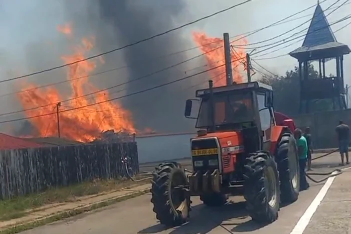Video----------Incendiu-uria-n-judeul-Galai-Flcrile-au-prjolit-peste-50-de-hectare-de-vegetaie-i-un-depozit-de-lemne-Cinci-persoane-au-suferit-atacuri-de-panic