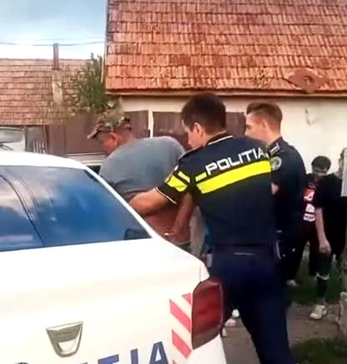 Video----------Intervenie-n-for-a-poliitilor-mpotriva-unor-indivizi-turbuleni-Cum-au-fcut-ordine-n-doi-timpi-i-trei-micri